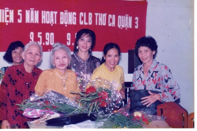 Nữ sĩ Ngân Giang (thứ 3 từ trái sang) nhận hoa tại câu lạc bộ thơ ca quận 3.