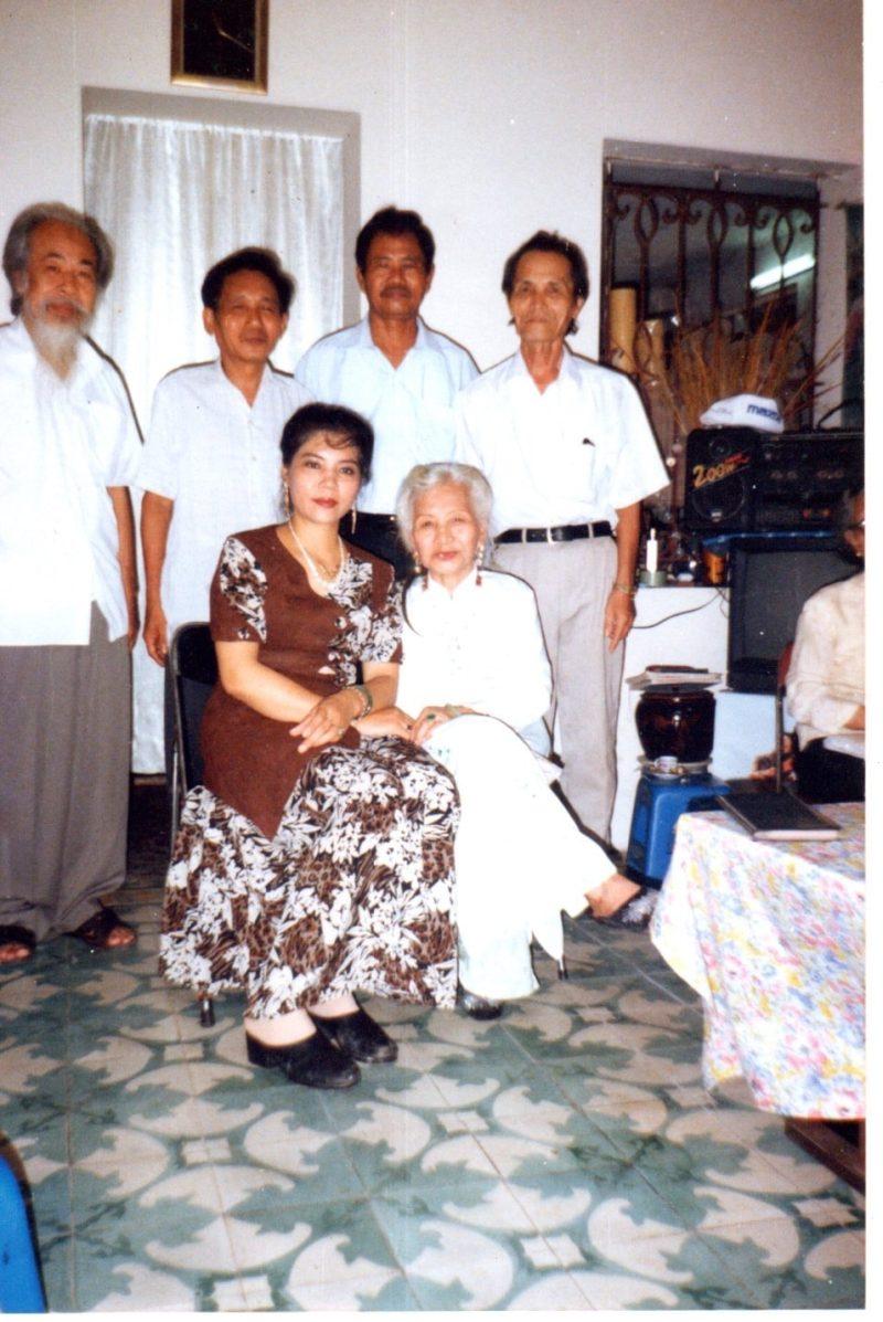 Nữ sĩ Ngân Giang (áo dài trắng ngồi bìa phải) chụp ảnh tại buổi giao lưu.