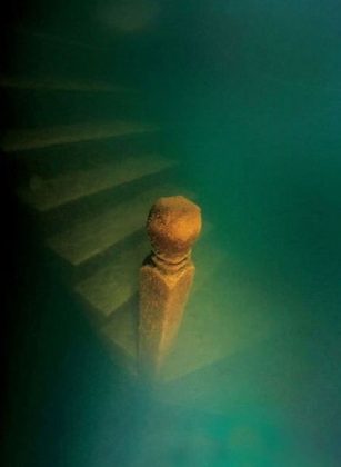 4 1 307x420 - Bí ẩn thành phố cổ đại 1.400 năm tuổi bị nhấn chìm dưới nước vẫn còn nguyên vẹn