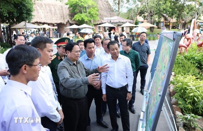 4 min 35 649x420 - Thủ tướng thăm và khảo sát một số dự án trọng điểm tại Phú Quốc