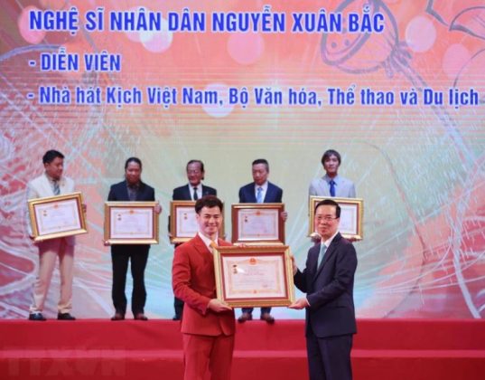 5 min 9 537x420 - Chủ tịch nước dự Lễ trao tặng danh hiệu 'Nghệ sỹ Nhân dân,' 'Nghệ sỹ Ưu tú'