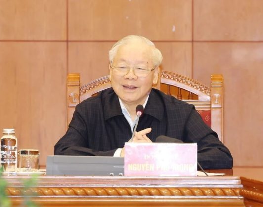 Tổng B&iacute; thư Nguyễn Ph&uacute; Trọng ph&aacute;t biểu kết luận phi&ecirc;n họp.