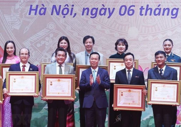8 min 6 596x420 - Chủ tịch nước dự Lễ trao tặng danh hiệu 'Nghệ sỹ Nhân dân,' 'Nghệ sỹ Ưu tú'