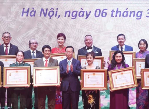 9 min 4 571x420 - Chủ tịch nước dự Lễ trao tặng danh hiệu 'Nghệ sỹ Nhân dân,' 'Nghệ sỹ Ưu tú'