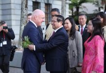 Thủ tướng New Zealand Christopher Luxon và Phu nhân đón Thủ tướng Phạm Minh Chính và Phu nhân.