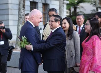 Thủ tướng New Zealand Christopher Luxon và Phu nhân đón Thủ tướng Phạm Minh Chính và Phu nhân.