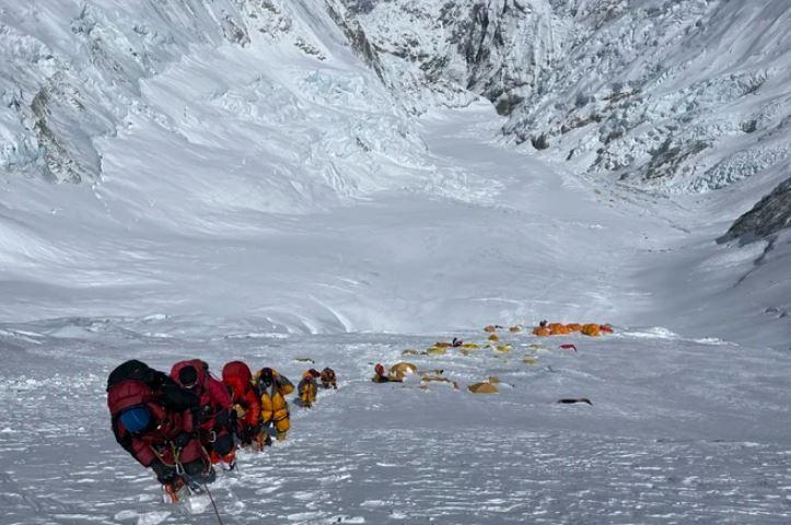 Dinh Everest dang tro nen qua dong duc 3 min - 'Đỉnh Everest đang trở nên quá đông đúc và bẩn thỉu'