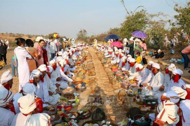 Doc dao Le tao mo trong Tet Ramuwan 2 min - Độc đáo Lễ tảo mộ trong Tết Ramưwan của đồng bào Chăm ở Bình Thuận