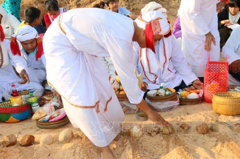Doc dao Le tao mo trong Tet Ramuwan 3 min - Độc đáo Lễ tảo mộ trong Tết Ramưwan của đồng bào Chăm ở Bình Thuận
