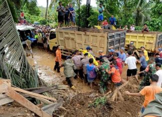 Indonesia sơ tán hàng chục nghìn người do lũ lụt và lở đất