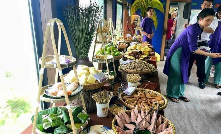 Toa cộng đồng của đoàn tàu, có trưng bày giới thiệu những món quà quê miền Trung.