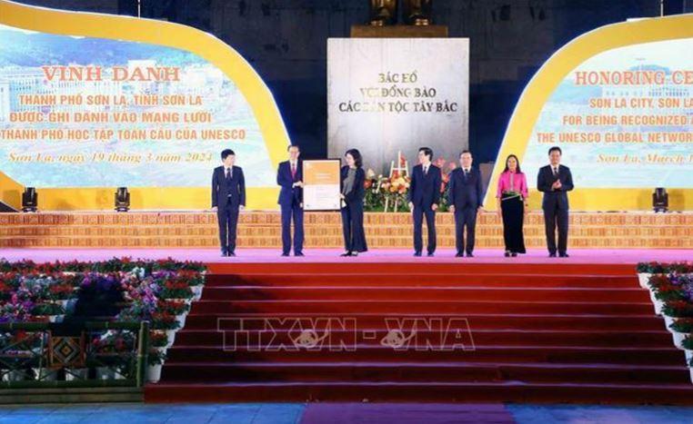 Le vinh danh thanh pho Son La 2 min - Lễ vinh danh thành phố Sơn La vào Mạng lưới 'Thành phố học tập toàn cầu'