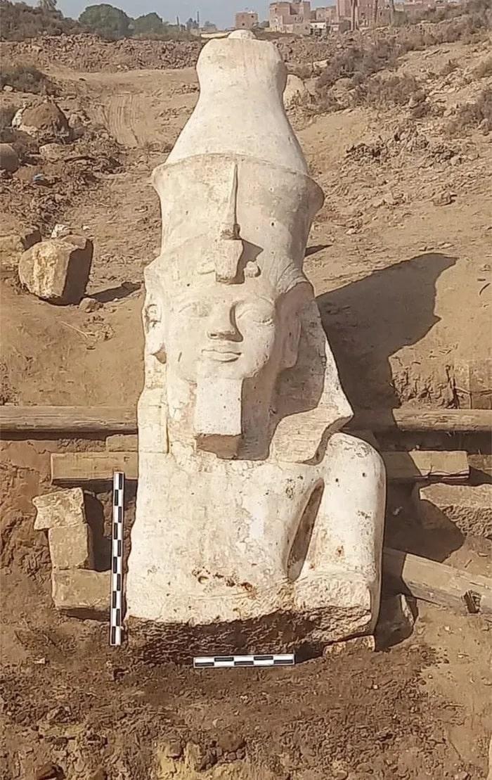 Mot phan cua buc tuong da voi cua Ramses II duoc khai quat min - Ai Cập: Khai quật phần trên của tượng Pharaoh Ramses II niên đại 3.200 năm