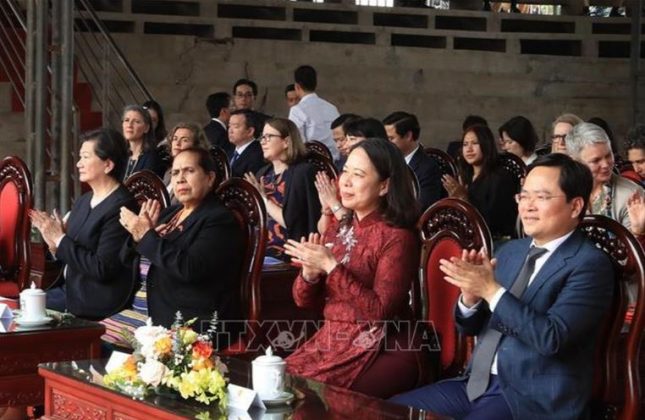 Pho Chu tich nuoc gap mat 2 min 645x420 - Phó Chủ tịch nước gặp mặt các nữ Đại sứ, Trưởng đại diện tổ chức quốc tế