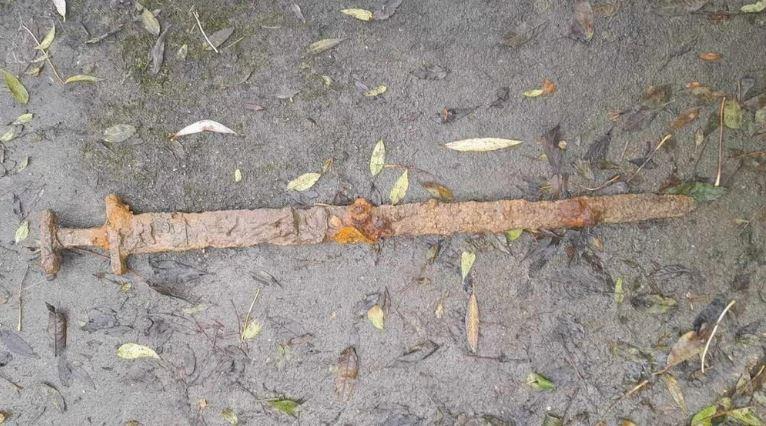 thanh kiem Viking 1100 nam tuoi min - Kỳ lạ thanh kiếm Viking 1.100 năm tuổi dưới đáy sông ở nước Anh