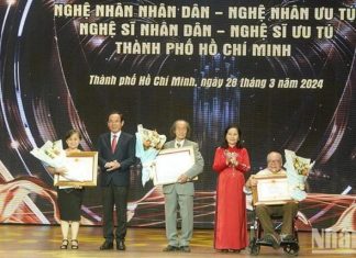 Thành phố Hồ Chí Minh tôn vinh các nghệ nhân, nghệ sĩ Thành phố Hồ Chí Minh tôn vinh các nghệ nhân, nghệ sĩ