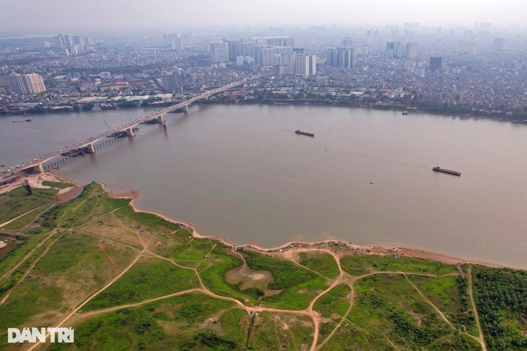 S&ocirc;ng Hồng (c&ograve;n gọi l&agrave; s&ocirc;ng C&aacute;i, s&ocirc;ng Cả, s&ocirc;ng Thao, Nhị H&agrave;, Nhĩ H&agrave;) bắt nguồn từ V&acirc;n Nam (Trung Quốc) c&oacute; tổng chiều d&agrave;i 1.149km