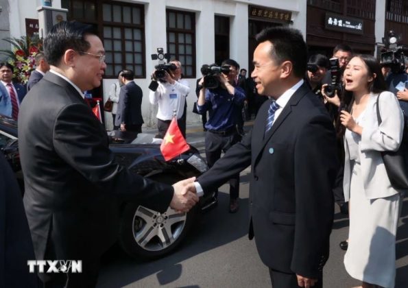 1 min 13 595x420 - Hoạt động của Chủ tịch Quốc hội Vương Đình Huệ tại Vân Nam