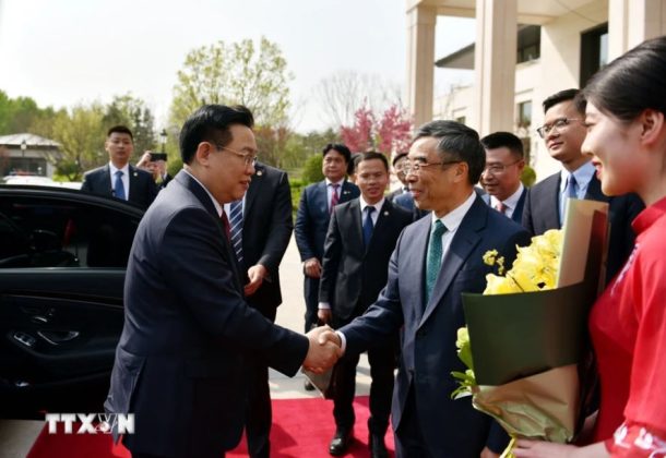 1 min 6 610x420 - Chủ tịch Quốc hội thăm Trung tâm Nghiên cứu và Phát triển của Tập đoàn Huawei
