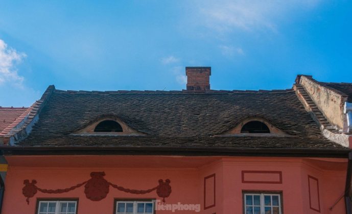 10 min 1 689x420 - Bí ẩn những 'đôi mắt Sibiu' thao thức trên mái nhà