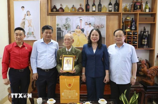 Quyền Chủ tịch nước Võ Thị Ánh Xuân thăm, tặng quà Chiến sỹ Điện Biên Nguyễn Viết Điểm.
