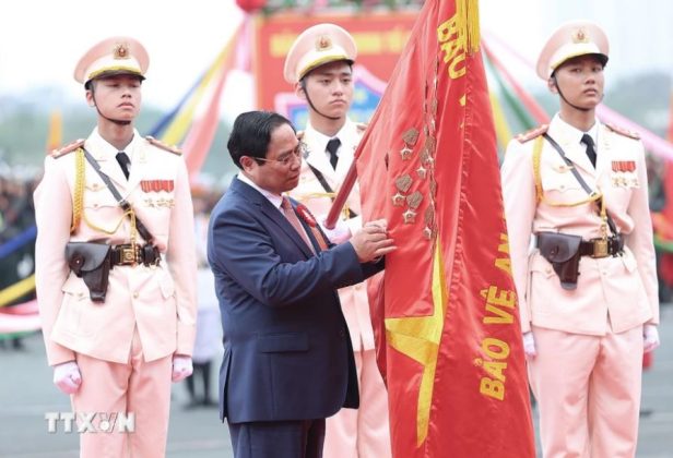 Thủ tướng Phạm Minh Chính gắn Danh hiệu Anh hùng Lực lượng Vũ trang Nhân dân lên cờ truyền thống của lực lượng Cảnh sát Cơ động.