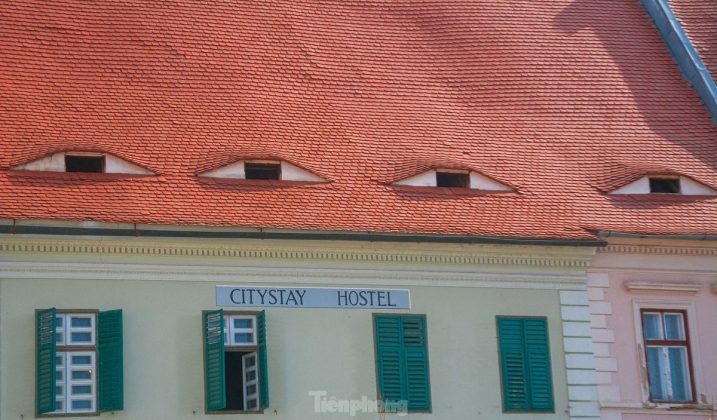 11 min 1 717x420 - Bí ẩn những 'đôi mắt Sibiu' thao thức trên mái nhà