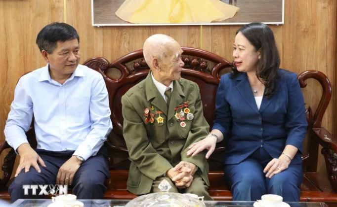Quyền Chủ tịch nước Võ Thị Ánh Xuân thăm Chiến sỹ Điện Biên Nguyễn Viết Điểm.