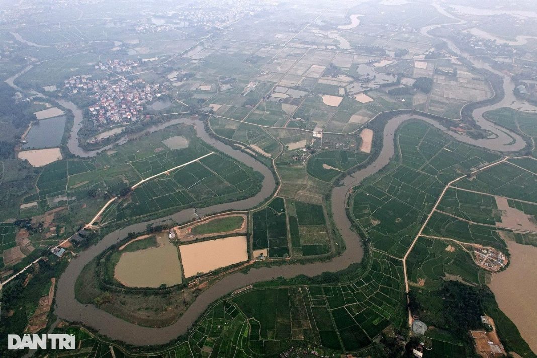 S&ocirc;ng T&iacute;ch bắt nguồn từ v&ugrave;ng n&uacute;i Ba V&igrave;, chảy qua c&aacute;c huyện Ba V&igrave;, Sơn T&acirc;y, Ph&uacute;c Thọ, Thạch Thất, Quốc Oai v&agrave; hợp lưu với s&ocirc;ng B&ugrave;i (từ Lương Sơn, tỉnh H&ograve;a B&igrave;nh chảy về) tại ng&atilde; ba T&acirc;n Trượng, x&atilde; Thủy Xu&acirc;n Ti&ecirc;n, huyện Chương Mỹ, sau đ&oacute; nhập v&agrave;o s&ocirc;ng Đ&aacute;y tại ng&atilde; ba Ba Th&aacute;, huyện Chương Mỹ. Tổng chiều d&agrave;i 110km. Ảnh chụp tại x&atilde; Đồng Tr&uacute;c (Thạch Thất, H&agrave; Nội).