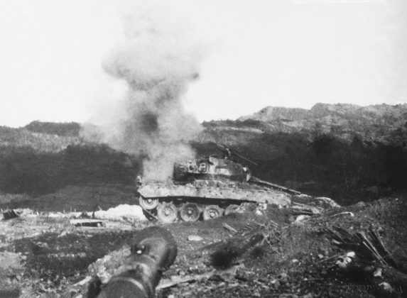 Xe tăng 18 tấn của địch phản công nhưng đã bị pháo của ta bắn trúng tại sân bay Mường Thanh.