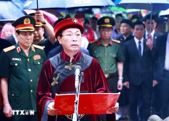 Chủ tịch Ủy ban Nhân dân tỉnh Phú Thọ Bùi Văn Quang đọc Chúc văn tưởng nhớ, tri ân công đức các Vua Hùng.