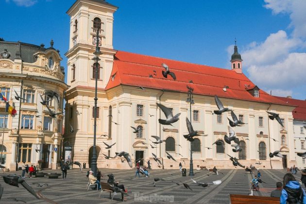 13 min 1 630x420 - Bí ẩn những 'đôi mắt Sibiu' thao thức trên mái nhà