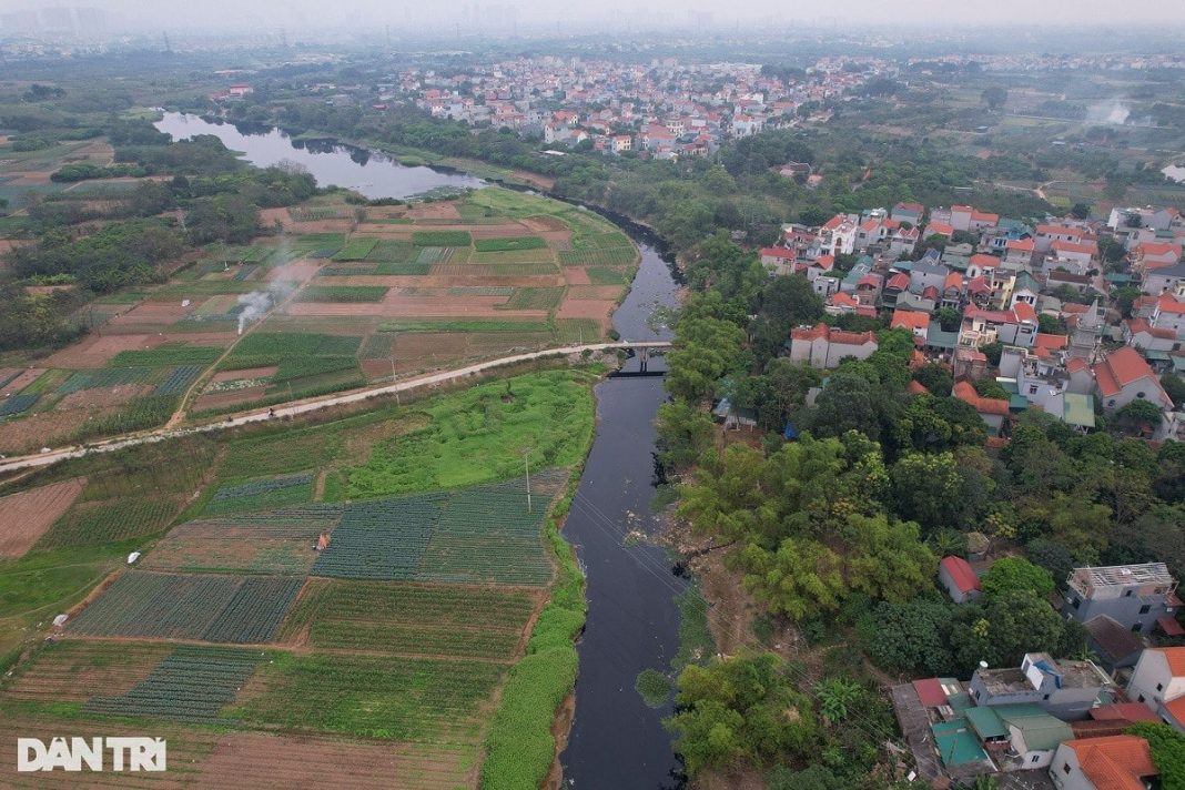 S&ocirc;ng Đ&aacute;y c&oacute; chiều d&agrave;i khoảng 240km, l&agrave; ph&acirc;n lưu của s&ocirc;ng Hồng chảy qua H&agrave; Nội, H&agrave; Nam, Ninh B&igrave;nh v&agrave; Nam Định rồi đổ ra vịnh Bắc Bộ tại Cửa Đ&aacute;y. S&ocirc;ng l&agrave; d&ograve;ng chảy ch&iacute;nh của c&aacute;c s&ocirc;ng T&iacute;ch, s&ocirc;ng B&ugrave;i, s&ocirc;ng Nhuệ, s&ocirc;ng B&ocirc;i, s&ocirc;ng Ho&agrave;ng Long, s&ocirc;ng Sắt, s&ocirc;ng Nam Định, s&ocirc;ng Vạc.