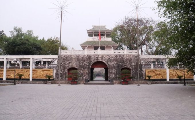 Nghĩa trang liệt sĩ Điện Biên Phủ được xây dựng năm 1958, nằm cách điểm di tích lịch sử đồi A1 vài trăm mét về phía Nam bên con đường Võ Nguyên Giáp, thành phố Điện Biên Phủ.