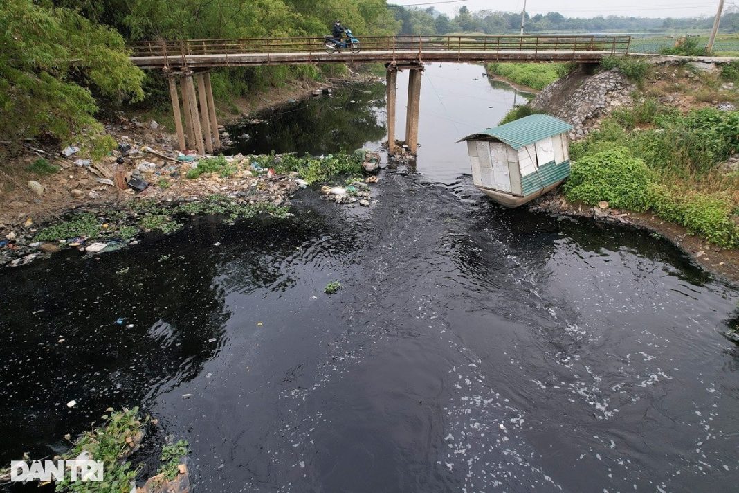 Khu vực gần với nội th&agrave;nh H&agrave; Nội nước s&ocirc;ng c&oacute; m&agrave;u đen kịt, bốc m&ugrave;i nặng nề, gần như kh&ocirc;ng c&oacute; t&ocirc;m c&aacute;. Năm 2007, c&ocirc;ng tr&igrave;nh đưa nước từ s&ocirc;ng Hồng ở cống Cẩm Đ&igrave;nh qua hệ thống k&ecirc;nh ti&ecirc;u Cẩm Đ&igrave;nh - Hiệp Thuận d&agrave;i 12km với kỳ vọng l&agrave;m sống lại d&ograve;ng s&ocirc;ng Đ&aacute;y. Trong ảnh l&agrave; đoạn s&ocirc;ng Đ&aacute;y &ocirc; nhiễm tại x&atilde; V&acirc;n C&ocirc;n (Ho&agrave;i Đức, H&agrave; Nội).