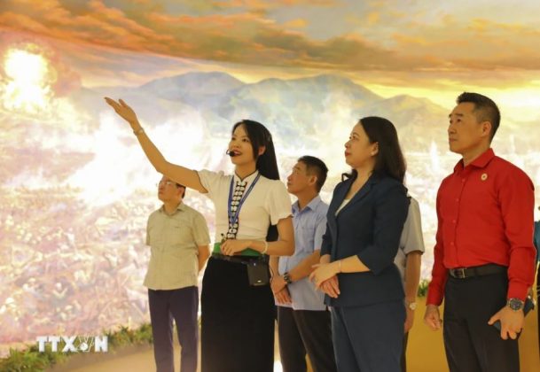 Quyền Chủ tịch nước Võ Thị Ánh Xuân xem bức tranh panorama Chiến dịch Điện Biên phủ tại Bảo tàng Chiến thắng lịch sử Điện Biên Phủ.