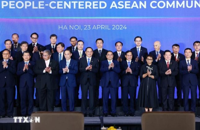 Thủ tướng Phạm Minh Chính và Thủ tướng Lào Sonexay Siphandone cùng đại diện các tổ chức quốc tế, các Bộ, ngành tham dự Diễn đàn Tương lai ASEAN 2024.