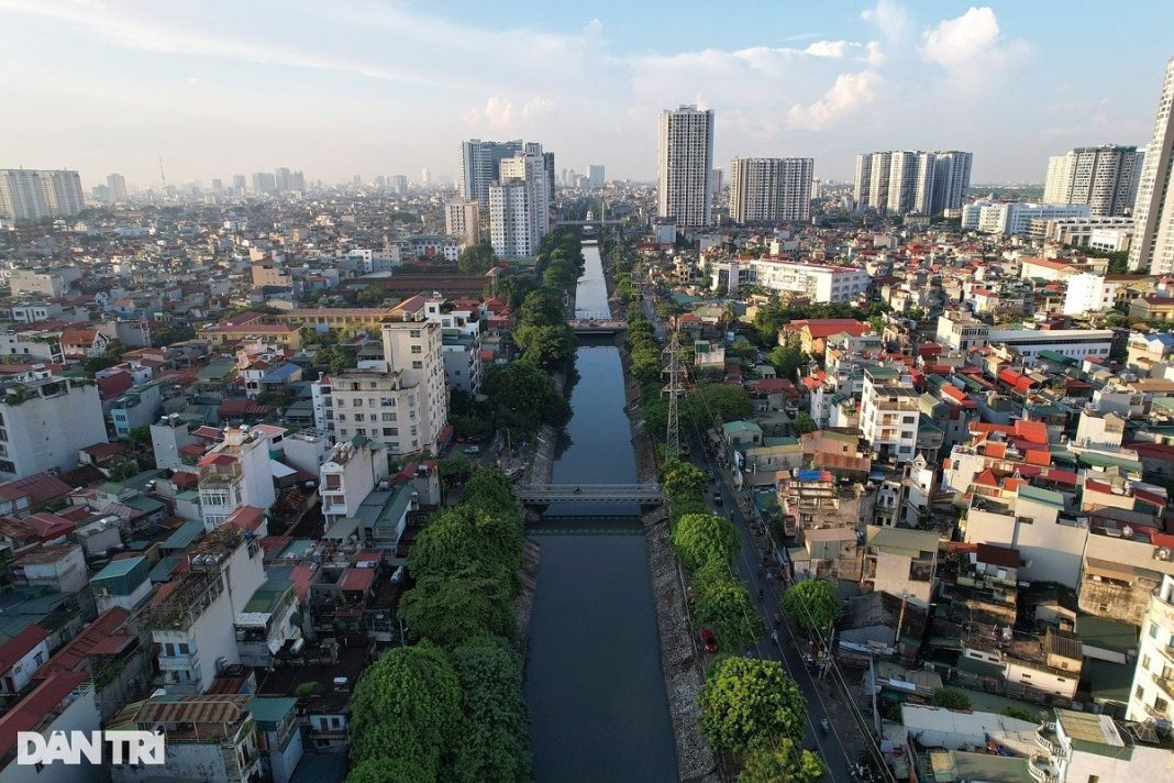S&ocirc;ng Kim Ngưu cổ l&agrave; một ph&acirc;n lưu của s&ocirc;ng T&ocirc; Lịch. Lấy nước từ s&ocirc;ng T&ocirc; Lịch ở &ocirc; Cầu Giấy chảy qua Ngọc Kh&aacute;nh, Giảng V&otilde;, H&agrave;o Nam, &ocirc; Chợ Dừa, X&atilde; Đ&agrave;n, Kim Li&ecirc;n, &ocirc; Cầu Dền, &ocirc; Đ&ocirc;ng M&aacute;c, Y&ecirc;n Sở, rồi hợp lưu trở lại ở Văn Điển.