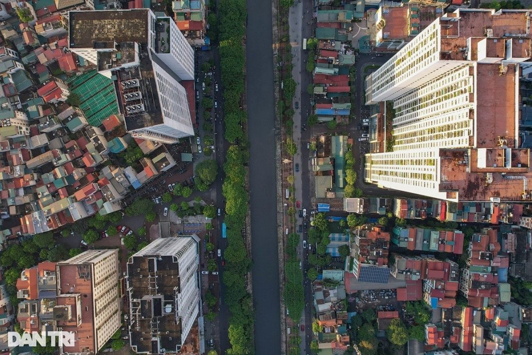 S&ocirc;ng Kim Ngưu xưa l&agrave; một tuyến giao th&ocirc;ng đường thủy, nay chỉ c&ograve;n chức năng l&agrave; một s&ocirc;ng tho&aacute;t nước cho nội th&agrave;nh H&agrave; Nội. Hiện Kim Ngưu c&ograve;n lại một đoạn lộ thi&ecirc;n, d&agrave;i khoảng gần 4km, từ &Ocirc; Đ&ocirc;ng M&aacute;c đến hồ Y&ecirc;n Sở.