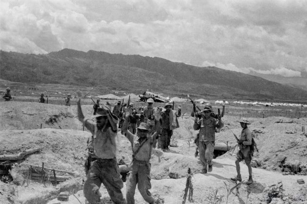 Ngày 22/4/1954, vị trí 206 bị quân đội ta tiêu diệt, quân địch còn sống sót giơ tay xin hàng.