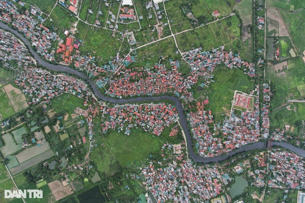 S&ocirc;ng Nhuệ l&agrave; một con s&ocirc;ng nhỏ, thuộc phụ lưu của s&ocirc;ng Đ&aacute;y. S&ocirc;ng d&agrave;i khoảng 76km, uốn lượn theo hướng T&acirc;y Bắc - Đ&ocirc;ng Nam qua địa phận th&agrave;nh phố H&agrave; Nội v&agrave; tỉnh H&agrave; Nam. Đoạn thuộc địa phận H&agrave; Nội d&agrave;i 63km. Trong ảnh l&agrave; s&ocirc;ng Nhuệ đoạn địa phận x&atilde; Cự Kh&ecirc; (Thanh Oai, H&agrave; Nội).