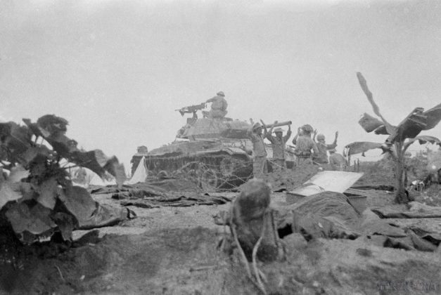 Xe tăng của địch yểm trợ cho khu trung tâm bị quân đội ta tiêu diệt, quân địch trên xe đã xin hàng.