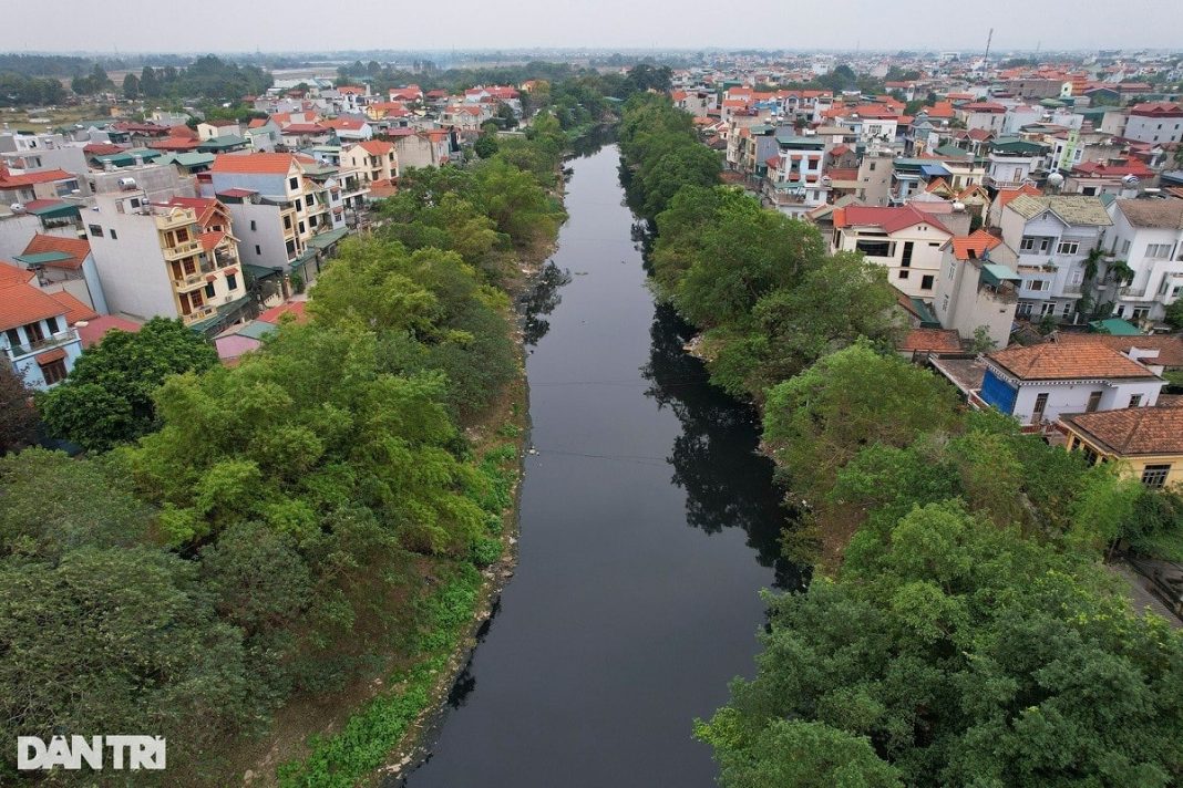 S&ocirc;ng Nhuệ cũng l&agrave; d&ograve;ng s&ocirc;ng chết do nguồn nước &ocirc; nhiễm trầm trọng. Hiện tr&ecirc;n lưu vực s&ocirc;ng Nhuệ - s&ocirc;ng Đ&aacute;y c&oacute; khoảng 2.521 nguồn thải, trong đ&oacute; c&oacute; 1.672 nguồn thải từ cơ sở sản xuất, kinh doanh; 126 nguồn thải từ khu c&ocirc;ng nghiệp, cụm c&ocirc;ng nghiệp; 137 nguồn thải từ c&aacute;c cơ sở y tế (bệnh viện), 586 l&agrave;ng nghề.