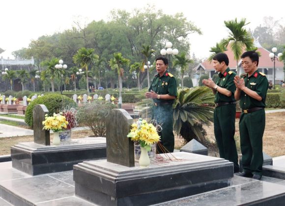 Cựu chiến binh Dương Minh Tuấn, tỉnh Thái Nguyên (ngoài cùng bên phải) cùng các đồng đội dâng hương các liệt sĩ tại Nghĩa trang Liệt sĩ Điện Biên Phủ.