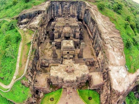 Đền Kailasa được khắc từ một mặt n&uacute;i đ&aacute;, cao 32,6 m&eacute;t so với mặt đất dưới. Mặc d&ugrave; mặt đ&aacute; nghi&ecirc;ng xuống từ ph&iacute;a sau đền đến ph&iacute;a trước, c&aacute;c nh&agrave; khảo cổ tin rằng n&oacute; được khắc từ một tảng đ&aacute; duy nhất.