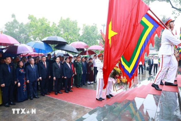 Thủ tướng Phạm Minh Chính cùng lãnh đạo Đảng, Nhà nước dâng hoa trước Bức phù điêu Bác Hồ nói chuyện với Đại đoàn 308 trong Khu Di tích Lịch sử Quốc gia Đặc biệt Đền Hùng