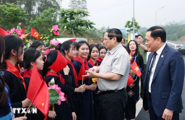 Thủ tướng Phạm Minh Chính với nhân dân vùng dự án.