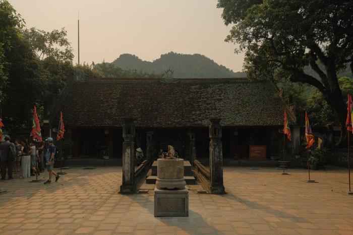 Đây là nơi duy nhất ở Việt Nam thờ Vua Đinh Tiên Hoàng, cha mẹ ông, các con trai và là nơi tưởng niệm các tướng triều đình nhà Đinh.