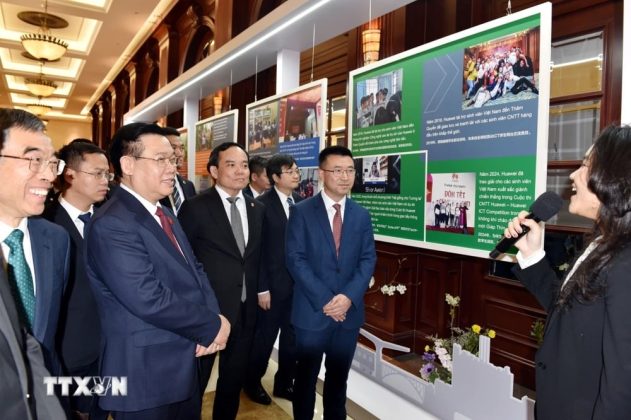 2 min 6 631x420 - Chủ tịch Quốc hội thăm Trung tâm Nghiên cứu và Phát triển của Tập đoàn Huawei