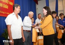 Quyền Chủ tịch nước thăm, tặng quà người có công và trẻ em tại Tây Ninh